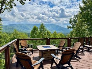 eine Terrasse mit Stühlen und einem Tisch mit Bergblick in der Unterkunft Breathtaking 5-Bedroom Getaway with game room, hot tub, and theatre room in Pigeon Forge
