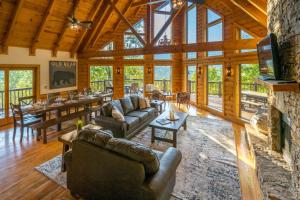 ein Wohnzimmer mit Sofas und Kamin in der Unterkunft Breathtaking 5-Bedroom Getaway with game room, hot tub, and theatre room in Pigeon Forge
