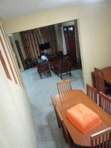 een kamer met een tafel en stoelen en een woonkamer bij Villa Putih in Cisarua