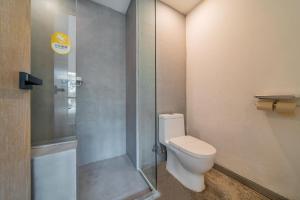 A bathroom at Wuyu Hotel Chongqing Southwest University & Jialing Riverside