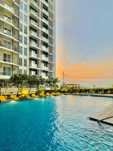 une grande piscine en face d'un grand bâtiment dans l'établissement 16 Cozy and Spacious Studio, à Cari Mayor 10 autres photos