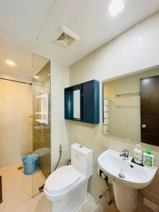 une salle de bains avec toilettes et lavabo dans l'établissement 16 Cozy and Spacious Studio, à Cari Mayor