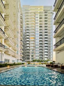 - une piscine dans un bâtiment avec de grands bâtiments dans l'établissement 16 Cozy and Spacious Studio, à Cari Mayor