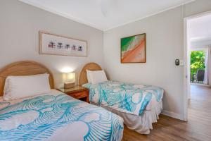 カパアにあるCoastal Charm Hideaway Oceanfront 2 Bedroomの部屋にベッドが2つある寝室 +33枚の写真