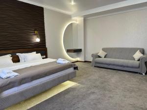 Postel nebo postele na pokoji v ubytování Grand Way Hotel