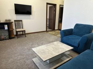 TV a/nebo společenská místnost v ubytování Grand Way Hotel