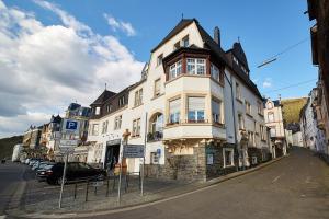 a large white building on the side of a street at Ferienwohnungen am Gestade Wohnung 2 in Bernkastel-Kues