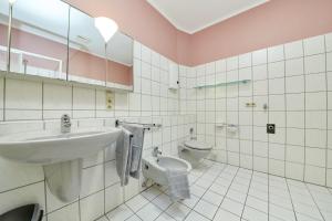 a bathroom with a sink and a toilet at Ferienwohnungen am Gestade Wohnung 2 in Bernkastel-Kues +30 photos