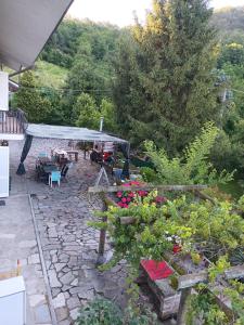 ogród z kwiatami i kamienne patio w obiekcie suite in cascina affittacamere w mieście Casalborgone