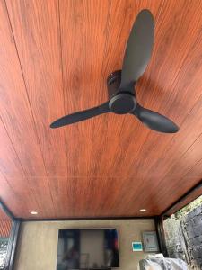 einen Deckenventilator, der an einer Holzdecke hängt in der Unterkunft Mizukaze Tagaytay Japanese villa in Iruhin