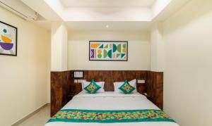 A bed or beds in a room at Treebo Rakshitha, Porur