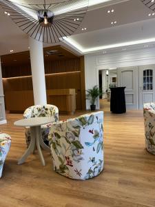 パーペンブルクにあるApartmenthaus Pelikanのロビー(椅子、テーブル、パラソル付)