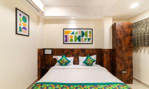 A bed or beds in a room at Treebo Rakshitha, Porur