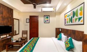 A bed or beds in a room at Treebo Rakshitha, Porur
