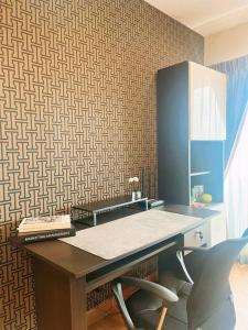 ハジャイにある2BR Cozy Family Suite Hat Yaiのデスク(キーボード付)、椅子が備わります。