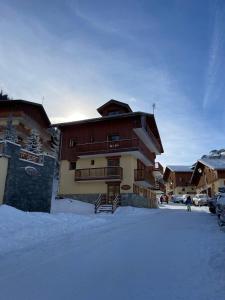 un edificio con nieve en el suelo delante de él en Panorama Valfréjus, en Modane