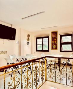 TV a/nebo společenská místnost v ubytování David-Cornelia Apartelle-Baguio + 84 fotografií