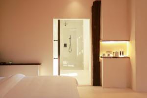 ein Schlafzimmer mit einer Glastür zur Dusche in der Unterkunft YSN Hill Breeze Retreat 云山南 玉龙雪山园林观景酒店 丽江古城束河白沙古镇店 in Lijiang