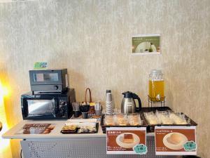 成田市にあるNARITA HOTEL KAKUREGA - Vacation STAY 72264vのカウンター(ペストリー、コーヒーメーカー付)