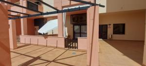 Un vestíbulo vacío de un edificio con columnas rosas. en Enebrales Home, en Punta Umbría 17 fotos más