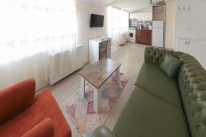un soggiorno con un divano e un tavolo di PARADİSE pansiyon otel a Nilüfer