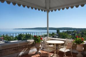 uma varanda com mesa e cadeiras e vista para a água em Park Place Hotel & Conference Center em Traverse City