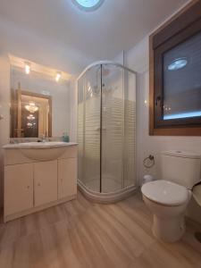 Łazienka w obiekcie Casa Victoria garden con Jacuzzi y piscina