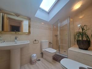 Łazienka w obiekcie Casa Victoria garden con Jacuzzi y piscina