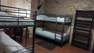 Letto o letti in una camera di Alba Hostel