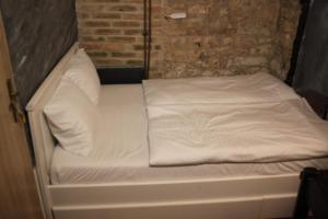 Letto o letti in una camera di Alba Hostel