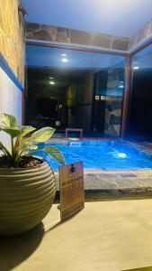 Kolam renang di atau dekat dengan The Symbol of Ella