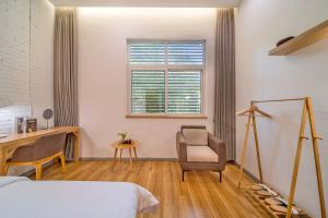 A bed or beds in a room at Wuyu Hotel Chongqing Southwest University & Jialing Riverside