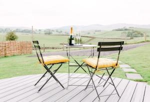 2 chaises et une table sur une terrasse dans l'établissement NEW The Paddocks Pod Selside - Thorn, à Lake District National Park