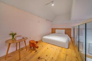 A bed or beds in a room at Wuyu Hotel Chongqing Southwest University & Jialing Riverside
