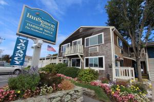 um sinal em frente a uma casa com flores em InnSeason Resorts HarborWalk em Falmouth