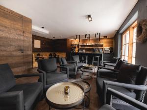 A seating area at Sportony Mountain Lodges