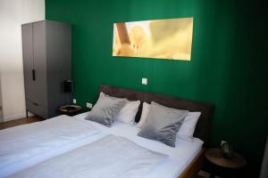 Postel nebo postele na pokoji v ubytování Claes Weinquartier - Appartements & Wein by Niko Schmitt