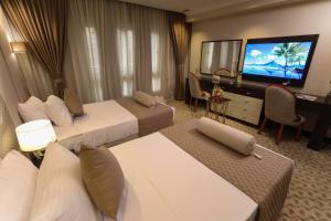 TV a/nebo společenská místnost v ubytování Cairo Taj Hotels & Suites- Mohandessin