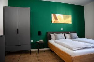 Postel nebo postele na pokoji v ubytování Claes Weinquartier - Appartements & Wein by Niko Schmitt