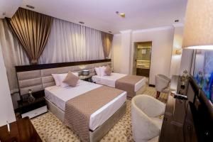 Postel nebo postele na pokoji v ubytování Cairo Taj Hotels & Suites- Mohandessin