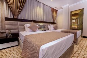 Postel nebo postele na pokoji v ubytování Cairo Taj Hotels & Suites- Mohandessin