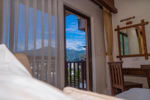 Pemandangan gunung umum atau pemandangan gunung yang diambil dari hotel