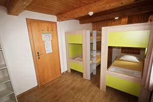 Letto o letti a castello in una camera di juhui Flumserberg
