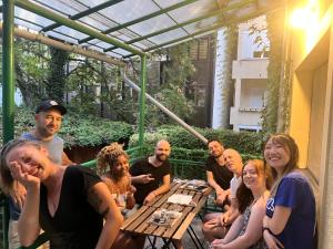 贝尔格莱德Hidden Gem Hostel的一群人坐在野餐桌旁