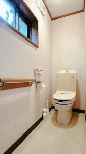 Ein Badezimmer in der Unterkunft ファミリー仲良しグループ向け一棟貸切の宿ともだちハウス