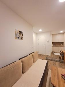 una sala de estar con un sofá y una mesa en Pine Forest Magic, en Bjelašnica