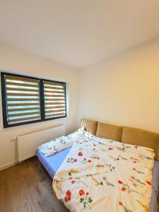 Un dormitorio con una cama con una colcha floral. en Pine Forest Magic, en Bjelašnica