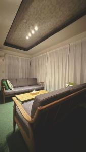 Ein Sitzbereich in der Unterkunft ファミリー仲良しグループ向け一棟貸切の宿ともだちハウス