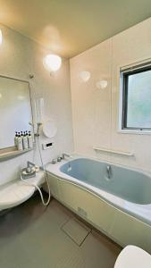 Ein Badezimmer in der Unterkunft ファミリー仲良しグループ向け一棟貸切の宿ともだちハウス