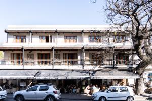 twee auto's geparkeerd voor een gebouw bij Avemore Jan Cats No 2 full power back up in Stellenbosch